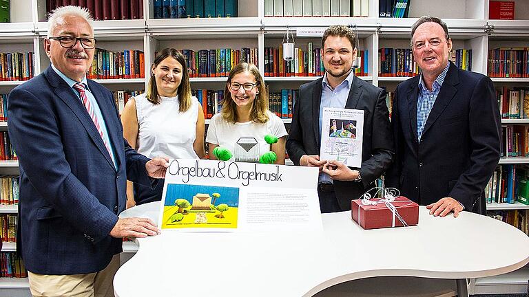 Bürgermeister Thomas Maertens mit Fachlehrer Stefan Nagelstutz, der ausgezeichneten Schülerin Helena Meissner, Maria Sack von der Sparkasse Tauberfranken und Rektor Jürgen Gernert (v.r.).