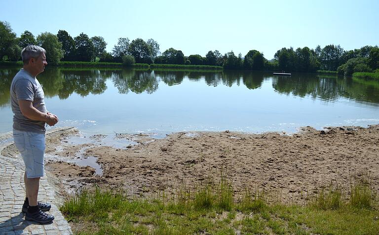 Kritischer Blick: Bürgermeister Michael Hey schaute am Dienstagvormittag auch nach dem Biber, der sich am Badesee angesiedelt hat. Kritischer Blick: Bürgermeister Michael Hey schaute am Dienstagvormittag auch nach dem Biber, der sich am Badesee angesiedelt hat.