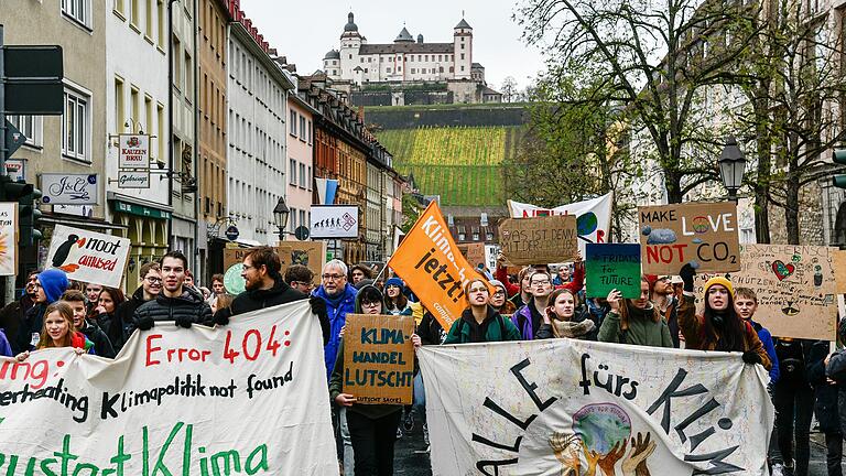 Ende November fand die jüngste Fridays For Future-Demonstration in Würzburg statt. Die Uni hatte es begrüßt, dass sich Studenten oder Mitarbeiter in ihrer Freizeit dafür engagieren. Ende November fand die jüngste Fridays For Future-Demonstration in Würzburg statt. Die Uni hatte es begrüßt, dass sich Studenten oder Mitarbeiter in ihrer Freizeit dafür engagieren.