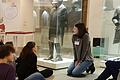 Schüler lauschen der Museumspädagogin Frau Laura Öchsner.