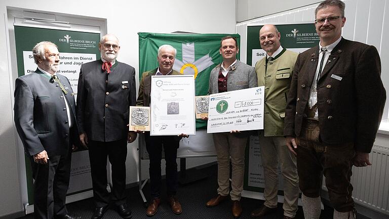 Werner Kuhn und seinen Sohn Hubert bekamen die Antaios-Medaille der Stiftung 'Wald, Wild und Flur in Europa' verliehen (von links): &nbsp;Josef Prüll (Vorsitzender des Stiftungsrats), Harald Kilias, Werner Kuhn und Hubert Kuhn, Heiko Hornung und Jörg Richter.