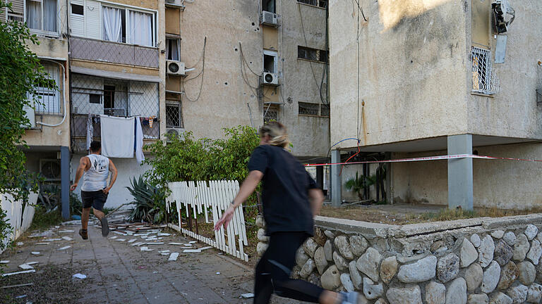 Nach Hamas-Großangriff auf Israel - Aschkelon.jpeg       -  Wieder ein Angriff der Hamas: Hier rennen Israelis in Aschkelon, um Deckung zu suchen, als eine Sirene vor anfliegenden Raketen warnt.