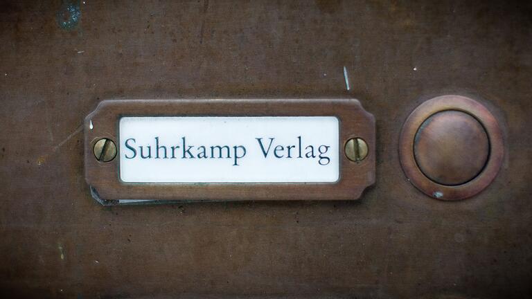 Suhrkamp-Verlag - Suhrkamp Villa       -  Klingelschild mit Verlagsname