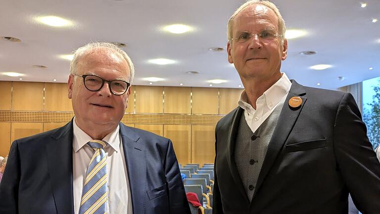 Vereinsvorsitzender und Palliativmediziner Reinhard Höhn (links) mit Gastredner Roland Hanke vom Hospizverein Fürth. - Vereinsvorsitzender und Palliativmediziner Reinhard Höhn (links) mit Gastredner Roland Hanke vom Hospizverein Fürth. Vereinsvorsitzender und Palliativmediziner Reinhard Höhn (links) mit Gastredner Roland Hanke vom Hospizverein Fürth. - Vereinsvorsitzender und Palliativmediziner Reinhard Höhn (links) mit Gastredner Roland Hanke vom Hospizverein Fürth.