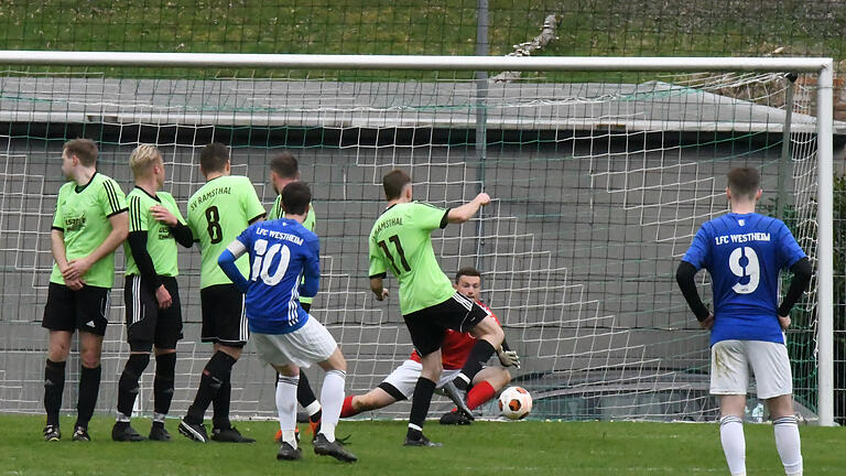 Die Rhöner Fußball-Nachlese - An der Mauer, aber nicht am Ramsthaler Keeper Luis Sixt vorbei kam hier Westheims Fabian Martin bei seinem Freistoß. Die Rhöner Fußball-Nachlese - An der Mauer, aber nicht am Ramsthaler Keeper Luis Sixt vorbei kam hier Westheims Fabian Martin bei seinem Freistoß.