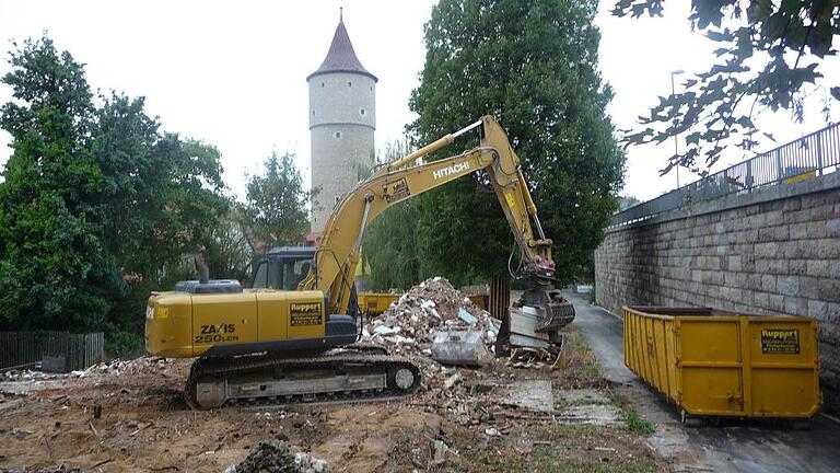 Nur noch Trümmer: Das Amerikahaus wurde in Vorbereitung auf die Sanierung der Neuen Mainbrücke abgebrochen. Nur noch Trümmer: Das Amerikahaus wurde in Vorbereitung auf die Sanierung der Neuen Mainbrücke abgebrochen.