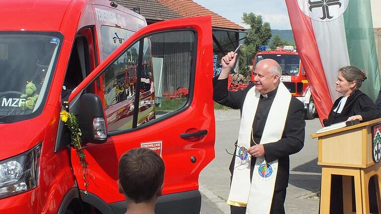 Die kirchliche Segnung des neu angeschafften Mehrzweckfahrzeuges der Freiwilligen Feuerwehr Aidhausen nahmen Pfarrer Jaroslaw Woch und Pfarrerin Melanie von Truchseß vor.