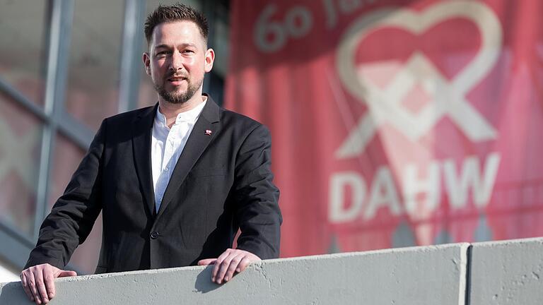 Der neue (ehrenamtliche) DAHW-Präsident Patrick Miesen (41) vor der DAHW-Zentrale in der Würzburger Raiffeisenstraße in Würzburg.&nbsp;