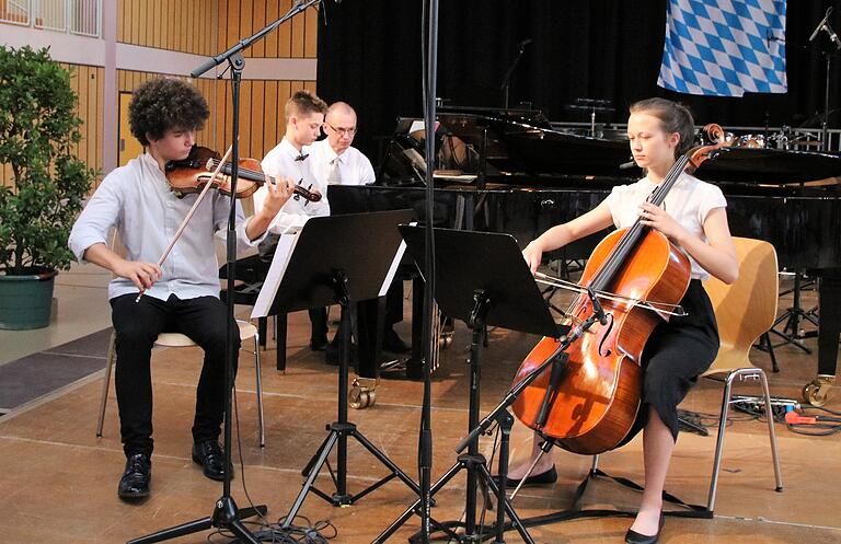 Kammermusiker der Extraklasse aus Tschechien spiel die Ouvertüre beim Festkonzert in der Mainschleifenhalle. Kammermusiker der Extraklasse aus Tschechien spiel die Ouvertüre beim Festkonzert in der Mainschleifenhalle.