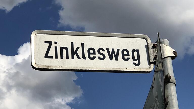 Dunkle Wolken hängen über dem Zinklesweg. Die Anwohner sind genervt vom täglichen Verkehr, der ihre Straße als Abkürzung zur Versbacher Straße nutzt.