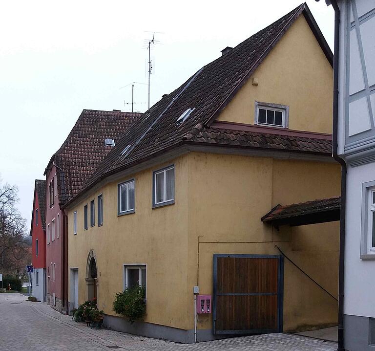 Das Geburtshaus von Klara Reiß mit der Nummer 42 (heute Pfarrgasse 6) in Segnitz. Im Gehsteig vor dem Haus wurde ein Stolperstein für ihren am 12.05.1943 in Theresienstadt ermordeten Bruder Bernhard Reiß verlegt. Das Geburtshaus von Klara Reiß mit der Nummer 42 (heute Pfarrgasse 6) in Segnitz. Im Gehsteig vor dem Haus wurde ein Stolperstein für ihren am 12.05.1943 in Theresienstadt ermordeten Bruder Bernhard Reiß verlegt.