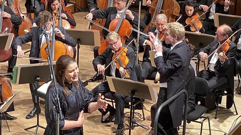 Generalmusikdirektor Patrick Hahn (rechts) ist für den Chef der Wiener Symphoniker, Andrés Orozco-Estrada, eingesprungen. So richtig fanden das Orchester und er nicht zusammen. Auch mit Sopranistin Lise Davidsen war unser Kritiker Thomas Ahnert ni...       -  Generalmusikdirektor Patrick Hahn (rechts) ist für den Chef der Wiener Symphoniker, Andrés Orozco-Estrada, eingesprungen. So richtig fanden das Orchester und er nicht zusammen. Auch mit Sopranistin Lise Davidsen war unser Kritiker Thomas Ahnert nicht so zufrieden.