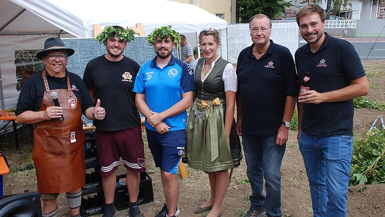 Einmalig in der Geschichte der Hopfenernte: Es gab zwei Hopfenkönige, die die Krone aus den Händen der Bayerischen Bierkönigin erhielten. Von links: Moderator 'Happy' Herbert Gransitzki, Uwe Hirsch (SpVgg Gülchsheim), Nico Hemkeppler (OFV), die Bayerische Bierkönigin Sarah Jäger, Karlheinz Pritzl (Brauereichef) und Jacob Pritzl (Juniorchef der Kauzen).