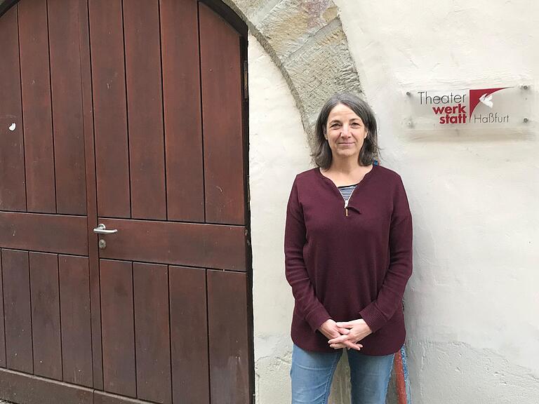 Regisseurin Nina Lorenz vor dem Eingang zum Gewölbekeller, der Spielstätte der Theaterwerkstatt.