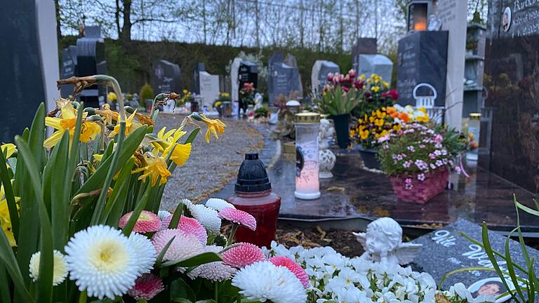 Urnengräber auf dem Ostfriedhof in Karlstadt.