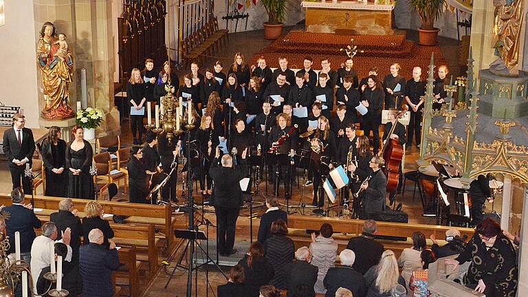 Mit dem sinfonischen Psalm 'König David' begeisterten Chor und Orchester der Berufsfachschule für Musik in der Stadtpfarrkirche Bad Königshofen. Dafür gab es zum Abschluss lang anhaltenden Applaus.