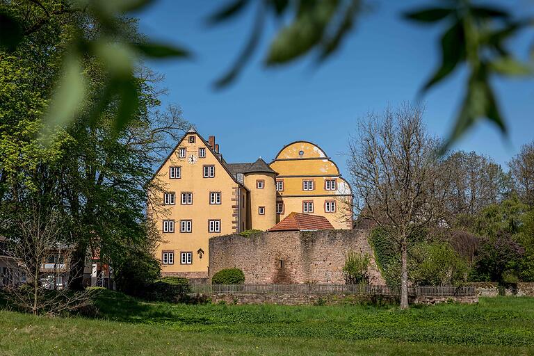 Das Mittelalter hat auch in Jossgrund seine Spuren hinterlassen: Die Burg Jossa in Burgjoß zählt zu den ältesten im Spessart. Sie wurde um 1290 erbaut und ist das historische Wahrzeichen der Gemeinde. Das Mittelalter hat auch in Jossgrund seine Spuren hinterlassen: Die Burg Jossa in Burgjoß zählt zu den ältesten im Spessart. Sie wurde um 1290 erbaut und ist das historische Wahrzeichen der Gemeinde.