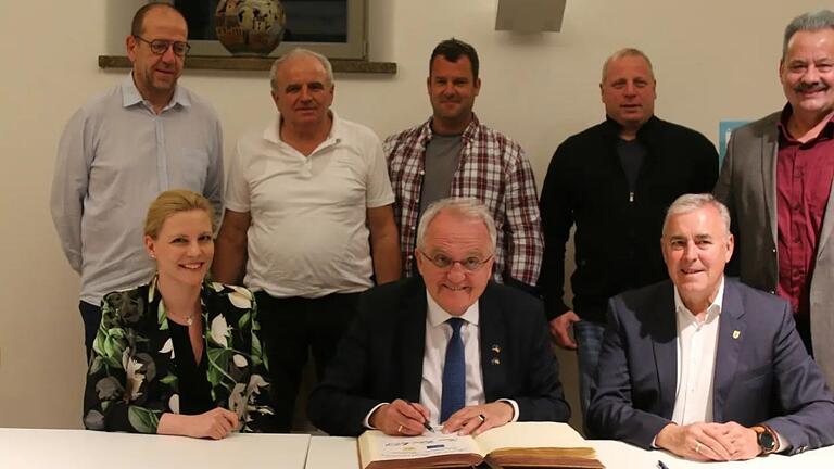 Rainer Wieland beim Eintrag ins goldene Buch der Stadt Grünsfeld mit Kandidaten der CDU für den Gemeinderat.