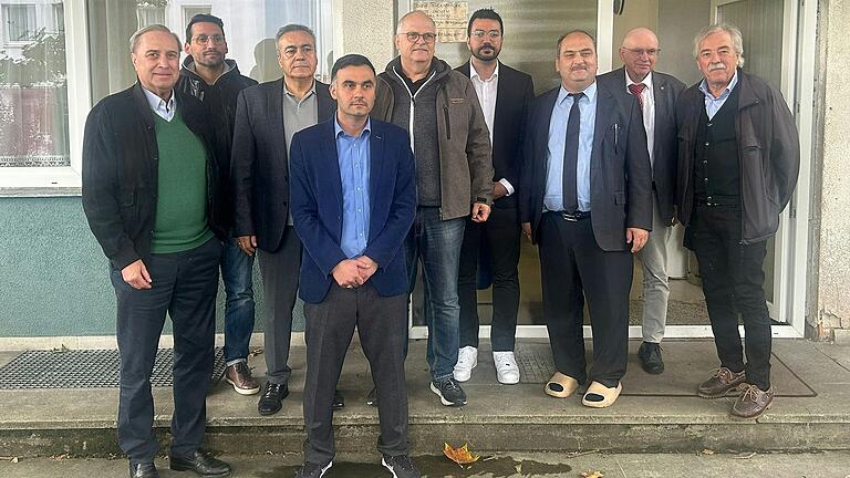 Im Bild (von links): Dr. Richard Reichel, Cengiz Manzak, Ahmed Bastürk, Cem Acikgöz, Clemens Voll, Past President LC Löwenbrücke, Emre Kaya, Imam Öz, Prof. Dr. Ulrich Rommelfanger, President LC Würzburg, Michael Hetterich, Präsident LC de Leone.