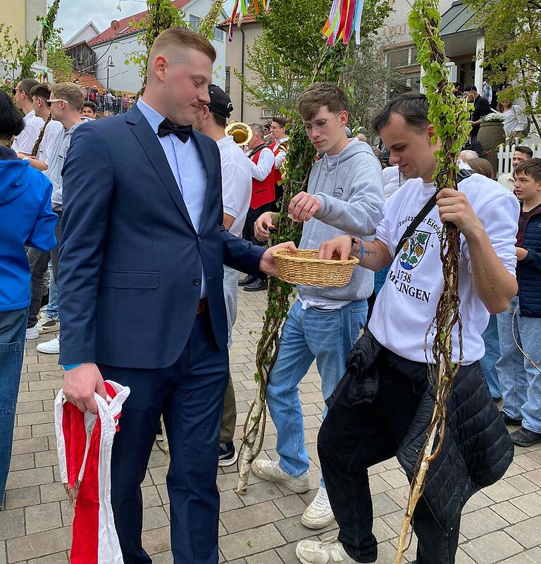 Am Marktplatz wird der Sammler und der Läufer per Los ermittelt. Organisiert wird der eierlauf traditionell von den Eierlaufbürgermeister. Wie bereits in den letzten drei Jahren von Luca Philipp und Adrian Stenke.