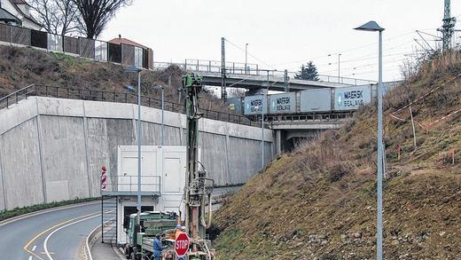 Baustelle an der Nordtangente: Für ein Jahr wird der Geh- und Radweg an der Nordtangente zwischen der B-8-Kreuzung und der Auffahrt zum Eselsberg gesperrt. Grund: Die Bahn verfüllt Bergbaustollen unter der Bahntrasse Fürth/Würzburg (rechts). FOTO: Siegfried Sebelka