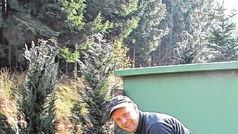 Brunnenanlage: Aus fast 100 Meter Tiefe fördert Uwe Klug Wasser und pumpt es 1,4 Kilometer weit und 162 Meter hoch in den Pufferspeicherteich. Vorn im Bild die Zisterne, im Hintergrund die Trafostation. Brunnenanlage: Aus fast 100 Meter Tiefe fördert Uwe Klug Wasser und pumpt es 1,4 Kilometer weit und 162 Meter hoch in den Pufferspeicherteich. Vorn im Bild die Zisterne, im Hintergrund die Trafostation.