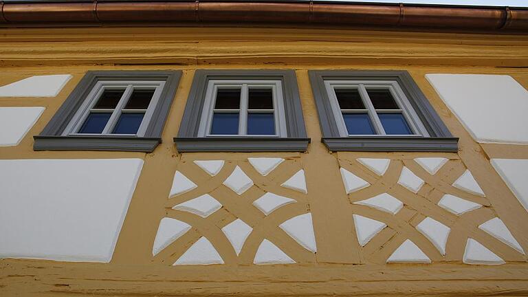 Gelb und Weiß erstrahlt schon ein Teil der neuen Fassade des Gebäudes am Kirchplatz in Stadtlauringen, das in den nächsten Monaten zum Kunsthandwerkerhof umgebaut wird. Gelb und Weiß erstrahlt schon ein Teil der neuen Fassade des Gebäudes am Kirchplatz in Stadtlauringen, das in den nächsten Monaten zum Kunsthandwerkerhof umgebaut wird.