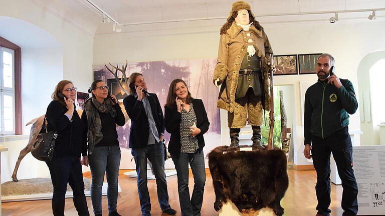 Testen die neuen Audioguides im Spessartmuseum (von links): Textübersetzerin (französisch) Celine Morin-Weierich, Stefanie und Jörg Ambrosius (Beschilderung), Museumsleiterin Barbara Grimm und Museumstechniker Andreas Eich. Bei dem stattlichen Herrn auf dem Sockel handelt es sich um Kurfürst Franz Georg von Schönborn.