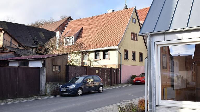 Gegenüber der bestehenden Bauhütte Obbach (rechts) hat die Gemeinde Euerbach einen weiteren alten Hof in der Schweinfurter Straße gekauft, um dort mit der Allianz Oberes Werntal die neue Bauhütte zu verwirklichen.