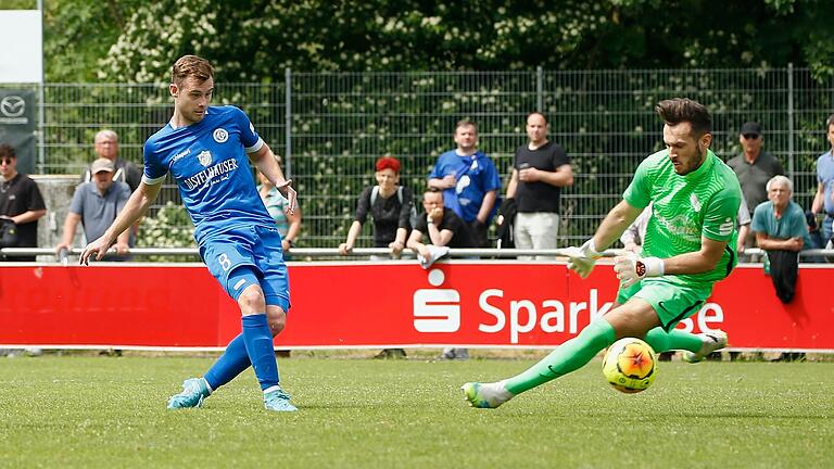 Fabio Bozesan (links) vom FV 04 Würzburg schiebt nach einem Zuspiel von Tim Herbert den Ball an Erlangens Torhüter Manuel Jurkic vorbei zum 4:1 ins Tor.