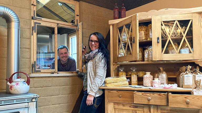 Fensterln mal anders: Martin Schleyer schaut aus der Küche in den Verkaufsraum. Das Innenfenster und das Buffet, die Jeannette liebevoll restauriert hat, sind je ein volles Jahrhundert alt.