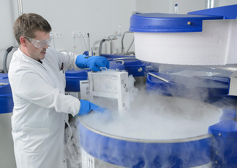 Gewonnene Stammzellen werden im GMP-Reinraumlabor unter hochsterilen Bedingungen tiefgefroren und in speziellen Stickstofftanks bei Temperaturen unter -140 °C gelagert.