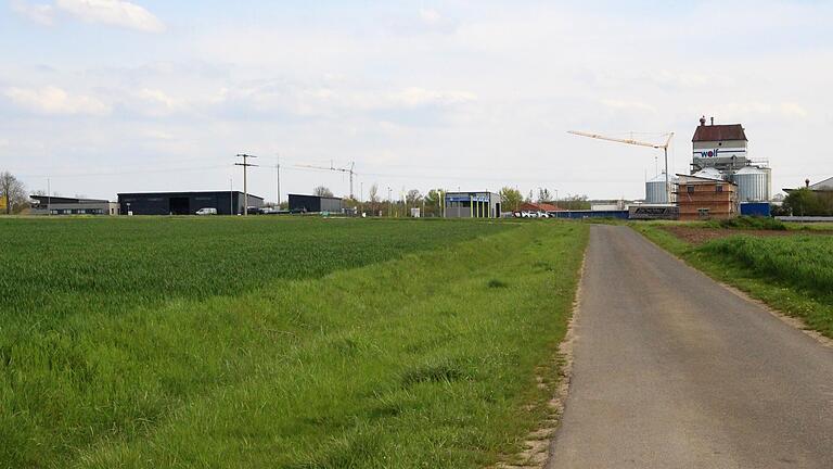 Auf diesem Acker nördlich von Gerolzhofen entsteht das Lager- und Logistikzentrum des Unternehmens Schäflein AG aus Röthlein.