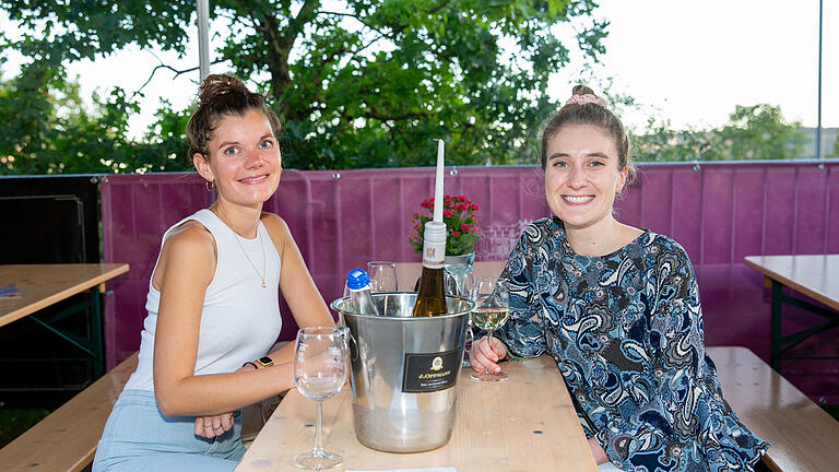 Beim Stein-Wein-Fest spielten am Montag Abend, 4. September 2023 die Band Bzodee bei sommerlichen Wetter.