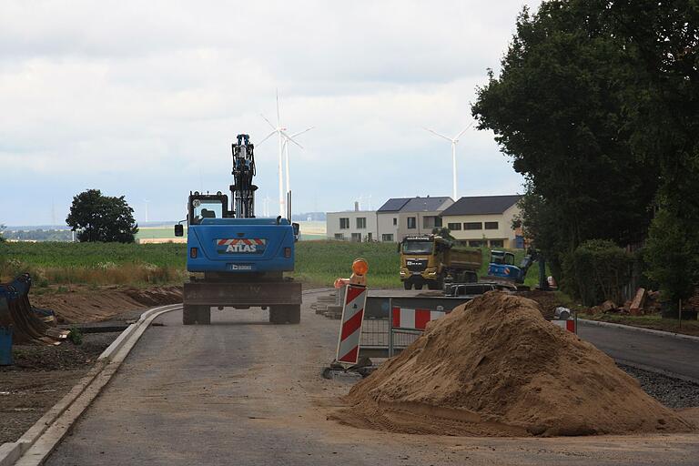 Die Bauarbeiten an der Keltenstraße sind zwischenzeitlich weit fortgeschritten. Die Asphalttragschicht ist eingebaut. Die Bauarbeiten an der Keltenstraße sind zwischenzeitlich weit fortgeschritten. Die Asphalttragschicht ist eingebaut.
