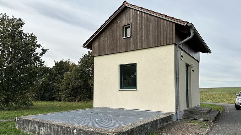 Das Thema Fremdwasser aus Obereßfeld erwähnte Bürgermeister Thomas Helbling und bat die Gemeinde Sulzdorf an der Lederhecke, tätig zu werden, um das Problem zu beheben.