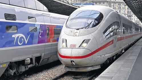 Abfahrt: Ein ICE neben einem französischen TGV in Paris. Siemens will nun offiziell für Alstom bieten.