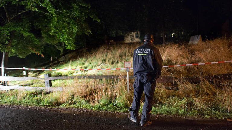 17-Jährige bei Meißen getötet       -  Polizei steht am Dienstag vor einem abgesperrten Gelände an einem Bauernhof in Lampersdorf (Sachsen). Bei der Suche nach der vermissten Anneli hat die Polizei eine grausige Entdeckung gemacht. Jetzt steht fest: Die 17-Jährige ist tot.