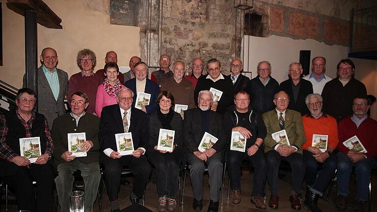 22 Autoren beschreiben unter der Federführung von Martina Amkreutz-Götz und dem Herausgeber Gerhard Kralik im 15. Jahrbuch ernste und humorvolle Begebenheiten aus Karlstadt und seinen Ortsteilen.