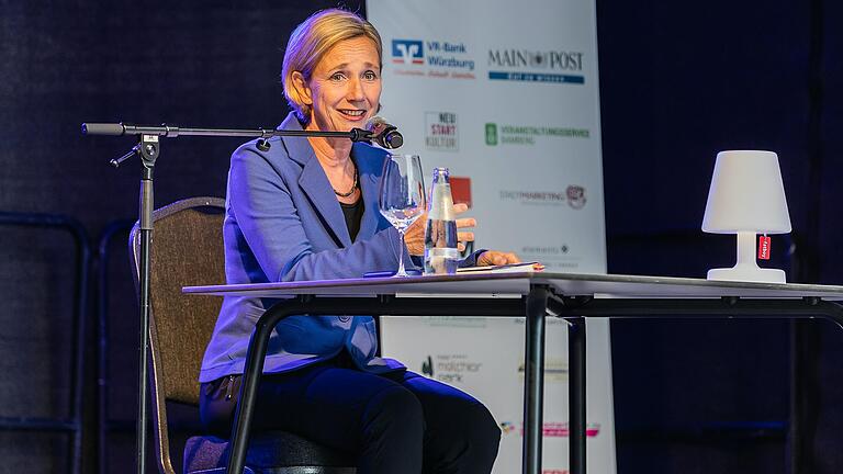 Ausverkaufter Abend beim MainLit Festival am Freitagabend bei der Lesung der Autorin Amelie Fried aus 'Die Spur des Schweigens' im Gut Wöllried in Rottendorf.