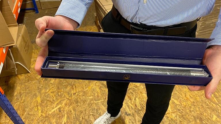 Alexander Schmidt zeigt einen Shisha-Aufsatz, den er selbst entwickelt hat. Alexander Schmidt zeigt einen Shisha-Aufsatz, den er selbst entwickelt hat.
