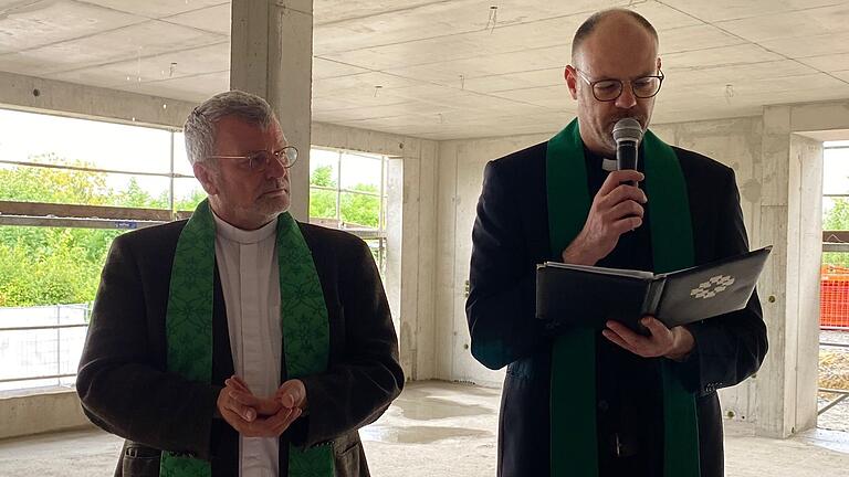 Die Pfarrer Pfarrer Thomas Menzel (rechts) und Andreas Werner segneten beim Richtfest den Neubau des Franziska-Streitel-Altenheims.