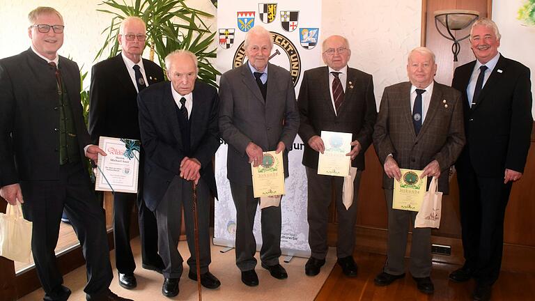 Ehrung für 50 Jahre Siebenertätigkeit (von links): Heinrich Klein, Erich Schirmer, Michael Auer, Franz Freitag, Heinrich Dehner, Richard Haag und Reinhard Streng.