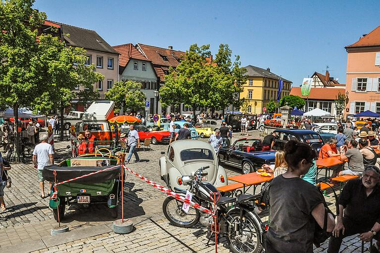 Zum Oldtimertreffen kamen im vergangenen Jahr über 300 Teilnehmerinnen und Teilnehmer nach Hofheim. Zum Oldtimertreffen kamen im vergangenen Jahr über 300 Teilnehmerinnen und Teilnehmer nach Hofheim.