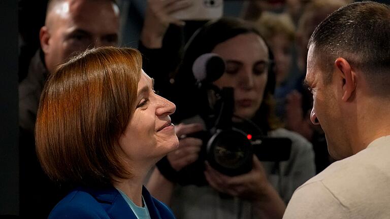 Präsidentenwahl in Moldau - Sandu freut sich über die vorläufigen Ergebnisse. Präsidentenwahl in Moldau - Sandu freut sich über die vorläufigen Ergebnisse.