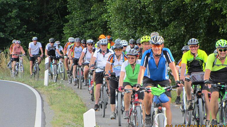 70 Radfahrer haben an der Fahrradwallfahrt von Frauenroth nach coburg teilgenommen, ein Großteil davon mit E-Bikes.  Foto: Hubert Wehner       -  70 Radfahrer haben an der Fahrradwallfahrt von Frauenroth nach coburg teilgenommen, ein Großteil davon mit E-Bikes.  Foto: Hubert Wehner