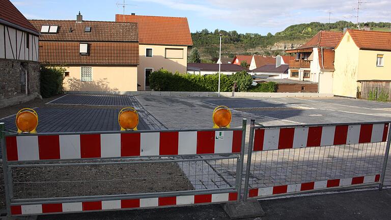 Ein kleiner Posten im Zellinger Haushalt sind die Parkplätze in der Würzburger Straße. 230 000 Euro wurden dafür im ersten Halbjahr ausgegeben.