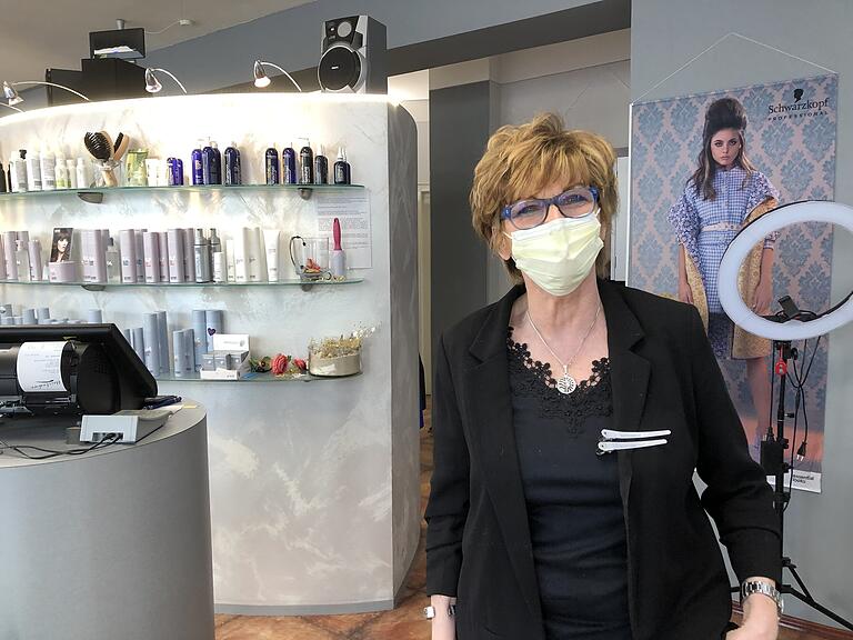 Friseurmeisterin Brigitte Halbig in ihrem Salon in der Segnitzstraße in Schweinfurt. Friseurmeisterin Brigitte Halbig in ihrem Salon in der Segnitzstraße in Schweinfurt.