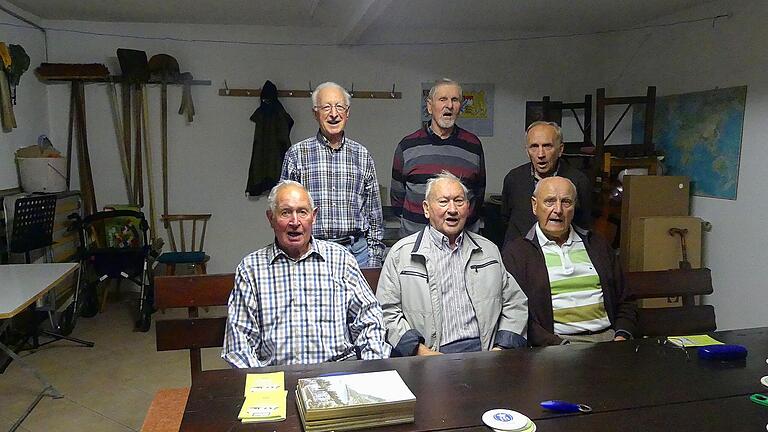 Treffen sich zum Singen, Ratschen und Beisammensein: die Werkstattsänger von Poppenhausen. Stehend Guido Klüglein, Florian Heuß und Otmar Fenn; vorne Initiator Herbert Schmitt, Oskar Schmitt und Albert Preißendörfer.