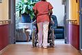 Pflegerin und Patientin (Symbolbild)       -  Wird der Pflegebeitrag steigen? (Symbolbild)